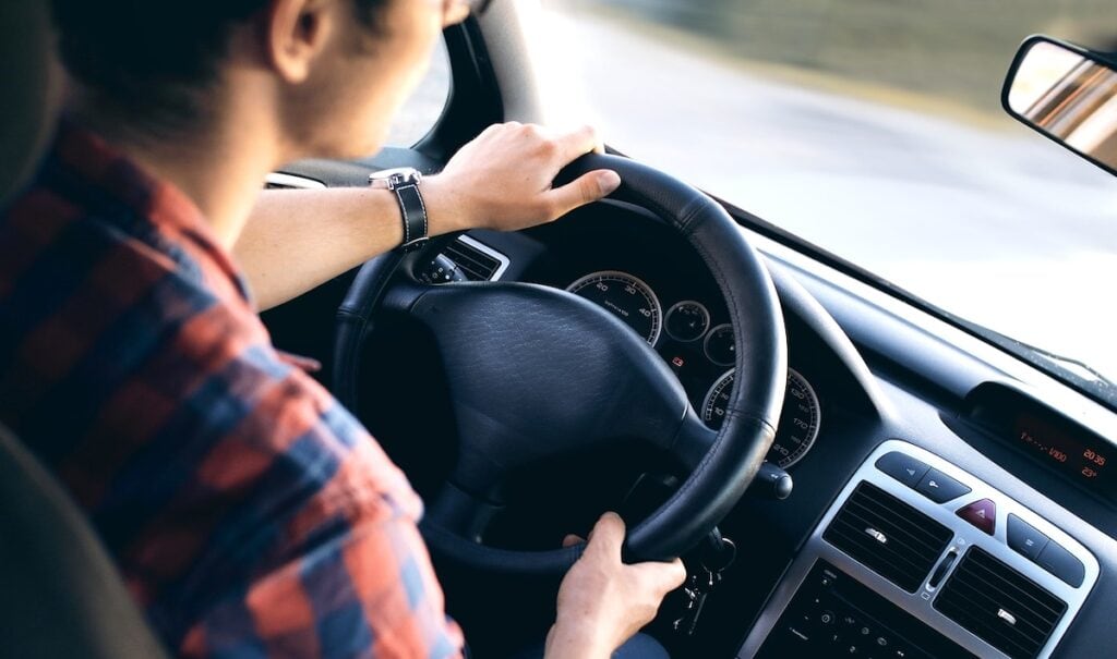 Un homme au volant d'une voiture