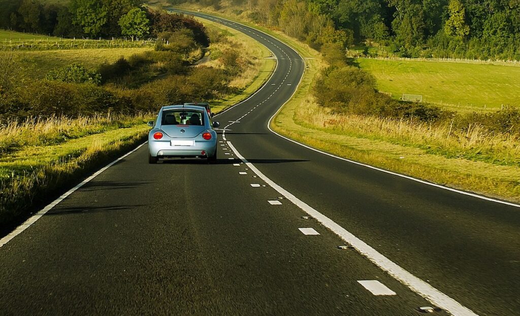 Une voiture sur une route