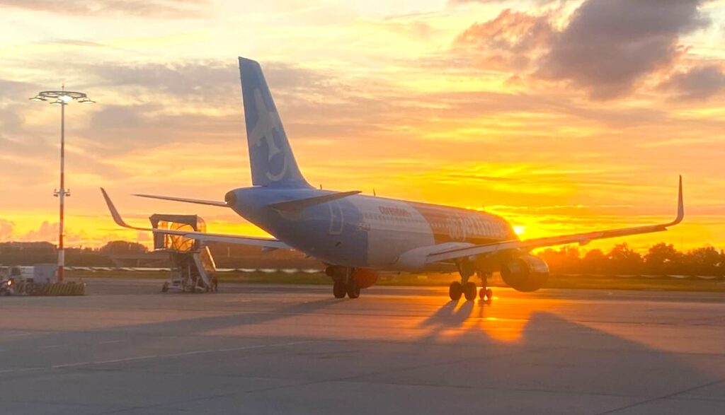 un avion, sur le tarmac