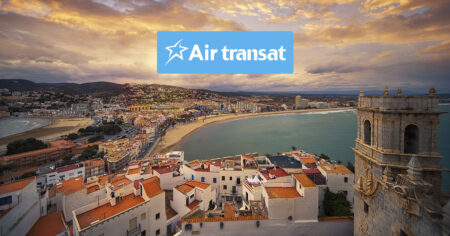 Un paysage de ville avec le logo d'AirTransat