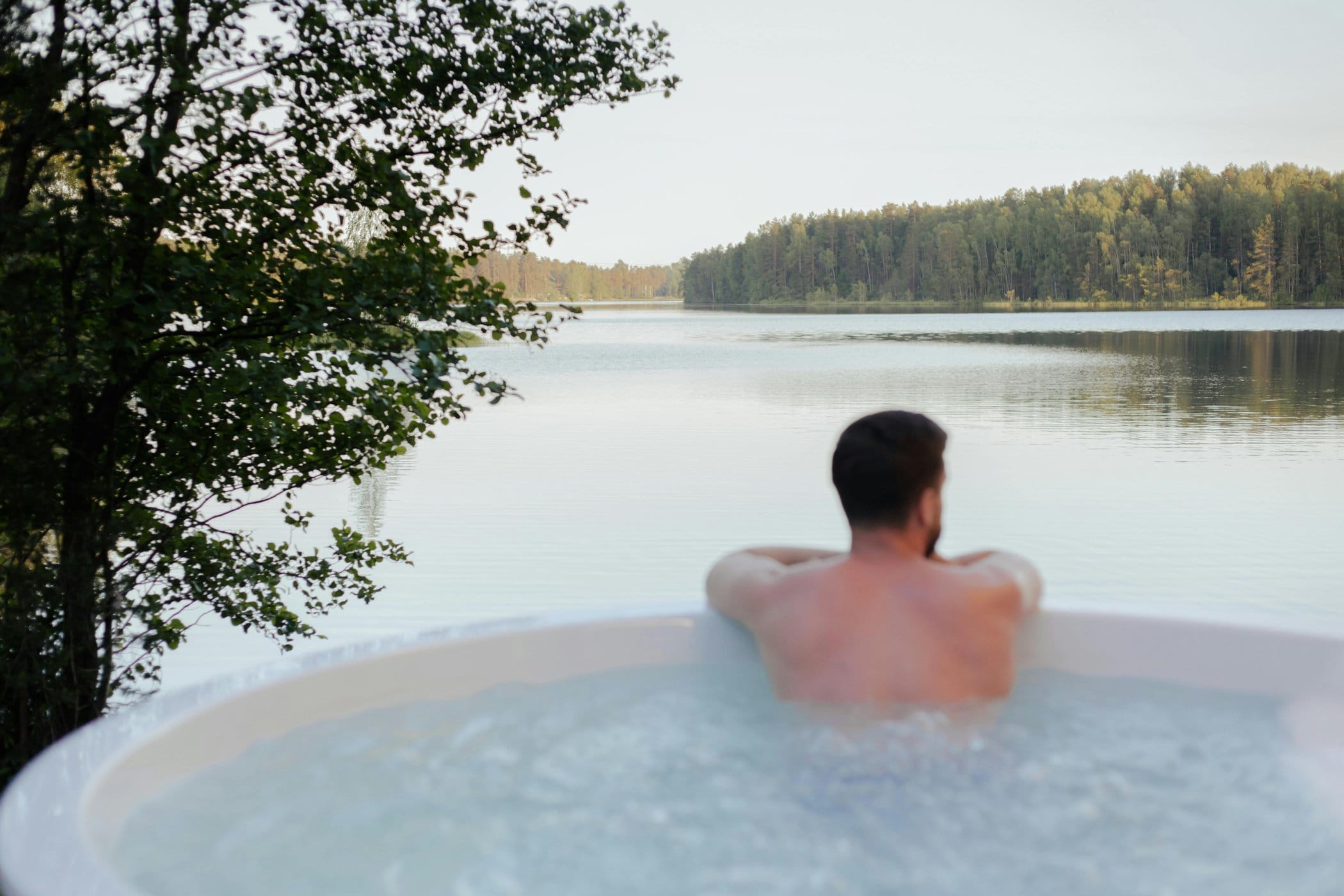 Quelles seront les tendances voyage à surveiller en 2025? - détente au lac Pexels