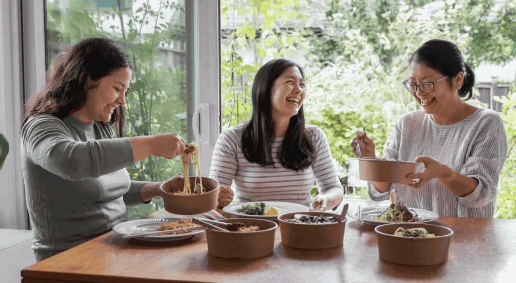 Trois femmes savourent des plats autour d'une table