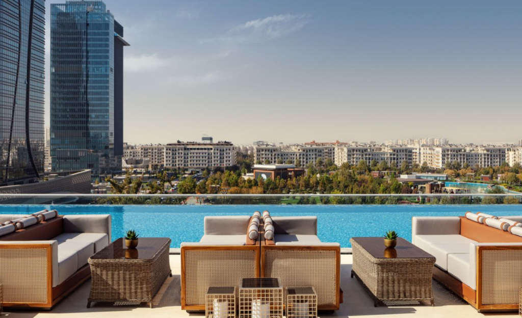 JW Marriott Hotel Tashkent Ouzbékistan - Piscine sur le toit surplombant de grands bâtiments et des arbres