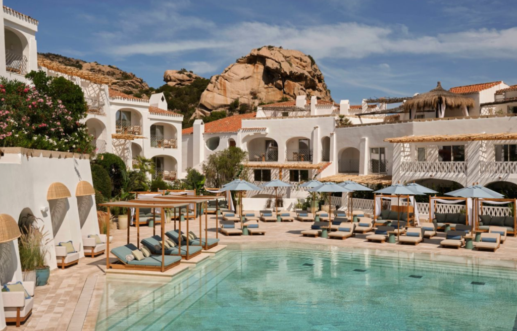 W Sardinia - Piscine Wet Deck avec chaises longues et hôtel en arrière-plan