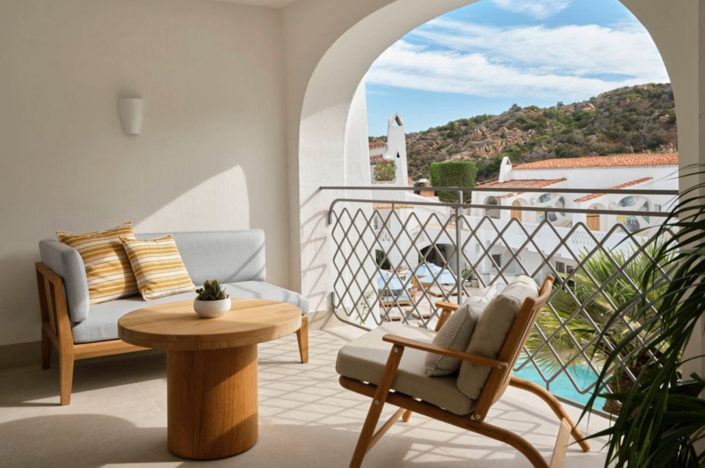 Nouveaux hôtels 2026 - Balcon d’une chambre d’amis au W Sardinia