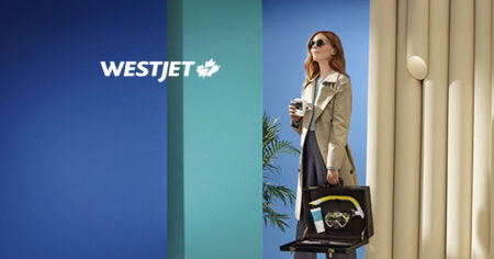 Une femme en manteau tient un gobelet et une valise avec un masque de plongée, devant un décor coloré, avec le logo "WestJet"