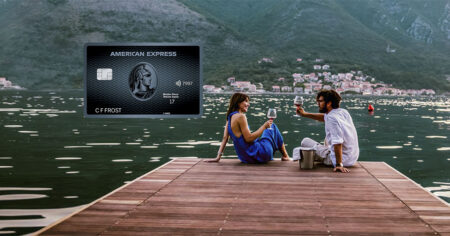 Un couple trinque avec des verres de vin sur un quai, avec une carte American Express illustrée à côté