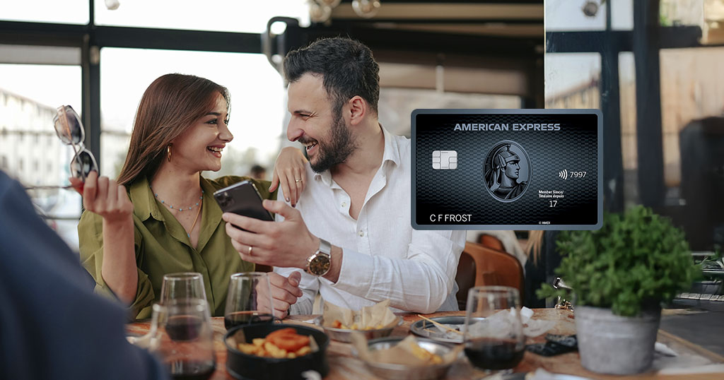 Un couple souriant partage un moment au restaurant