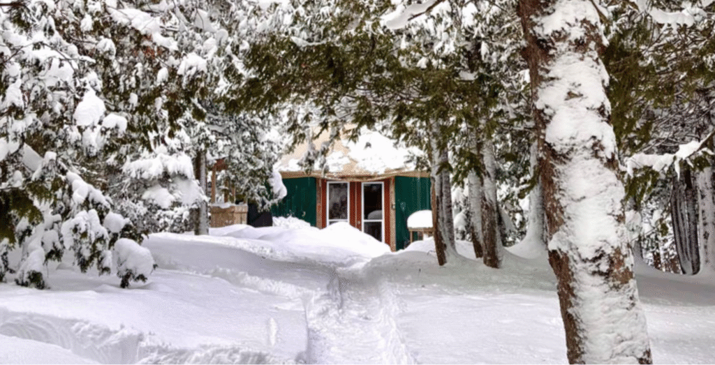 Winter Canada Strong Pass - Yurt in the snow