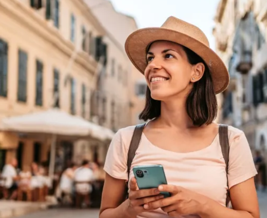 eSIM for Mexico – Woman with phone