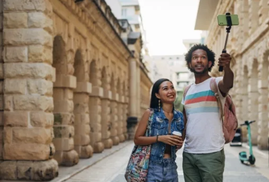 eSIM for Mexico – couple with phone