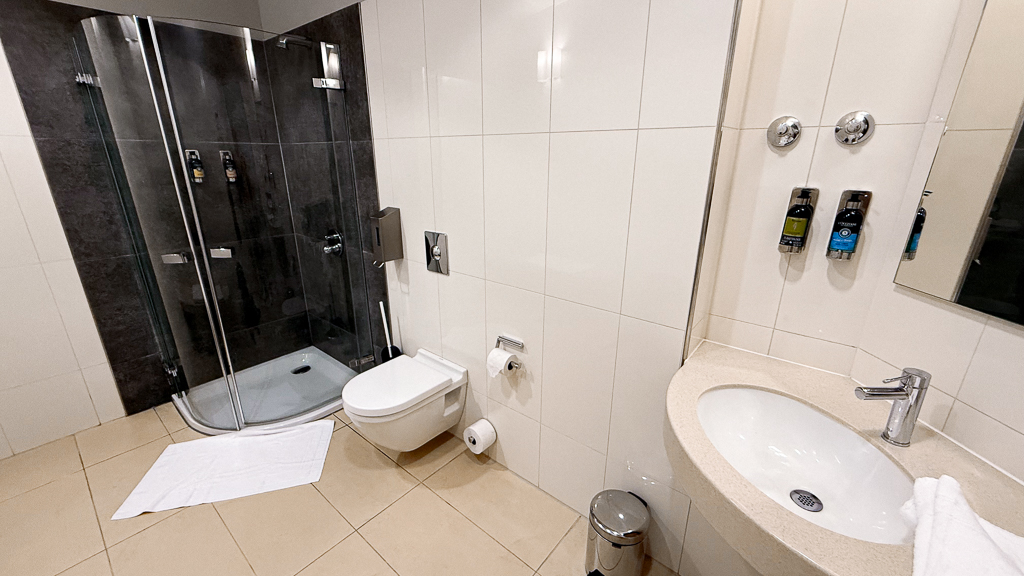 Lufthansa-A380-Business-Z – Salon LH MUC APRES LE VOL – Douche