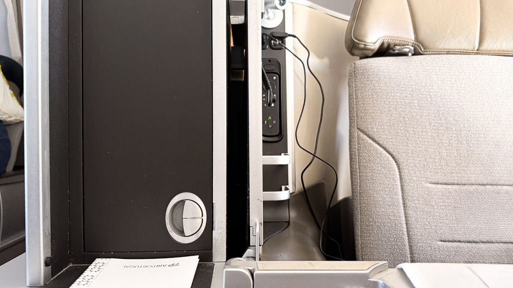 TAP-Classe-Affaires-A321-Neo-Siège 1-1 Rangement 01 Ferme