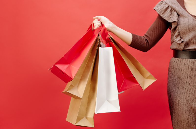 Amazon shop with points – woman holding multiple shopping bags