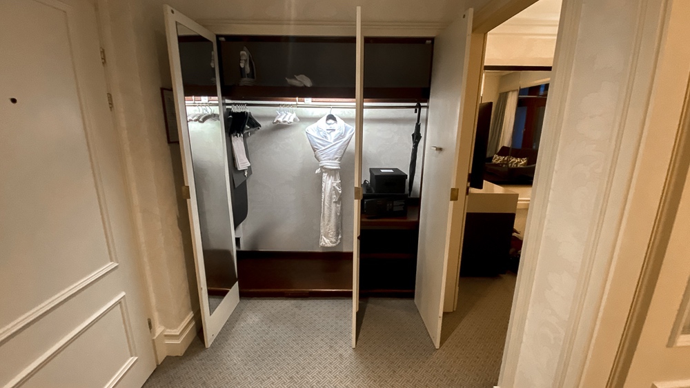 Hotel Bristol, a Luxury Collection Hotel, WarsawSuite Junior – Entree 02 Garde-robe