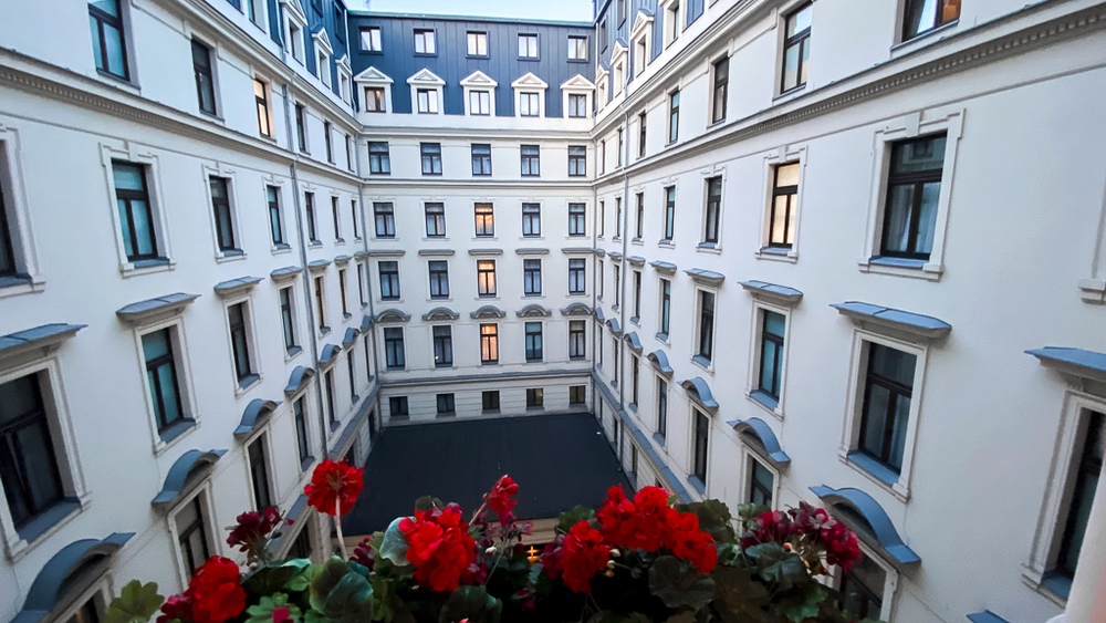 Hotel Bristol, a Luxury Collection Hotel, WarsawSuite Junior – Salon 06 Vue cours interieure
