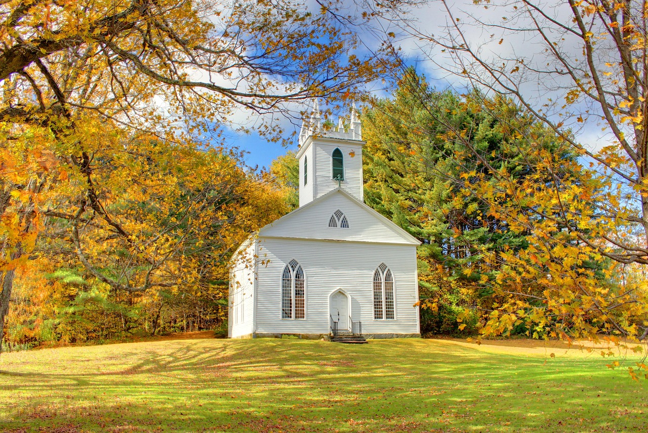 7 Best Travel Destinations to Admire Fall Colours - church-4049838-1280