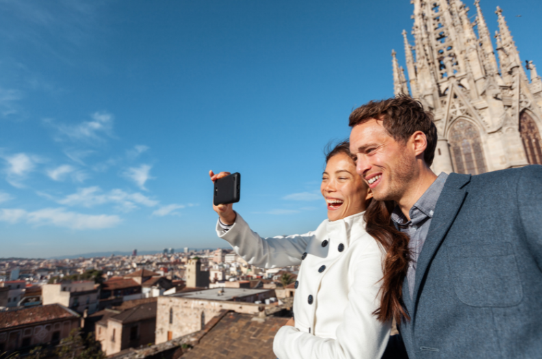 avoir Internet en 2025 - couple prenant un selfie sur un toit en Europe