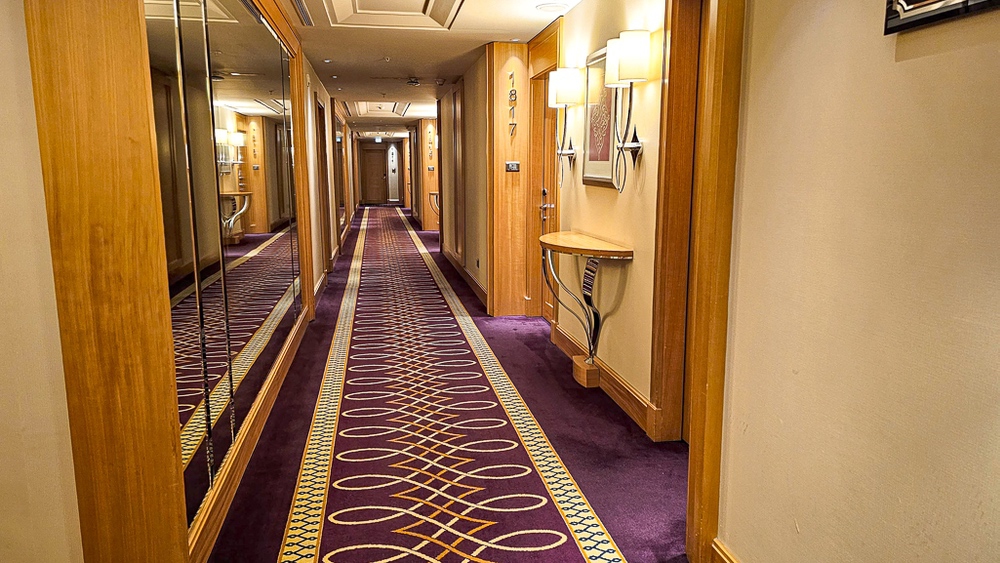 Couloir d'etage du JW Marriott Hotel Ankara avec moquette violette, boiseries et eclairage architectural