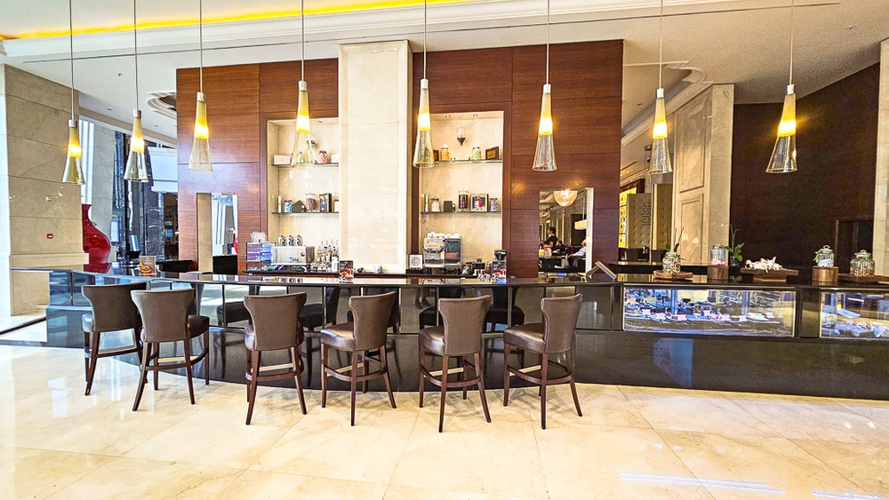 Lounge executif moderne avec bar et comptoir en marbre du JW Marriott Hotel Ankara, eclairage contemporain