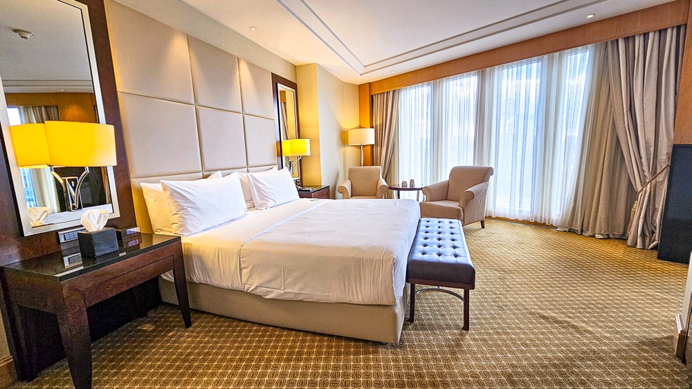 Chambre deluxe elegante du JW Marriott Hotel Ankara avec lit king size et design contemporain bois et beige