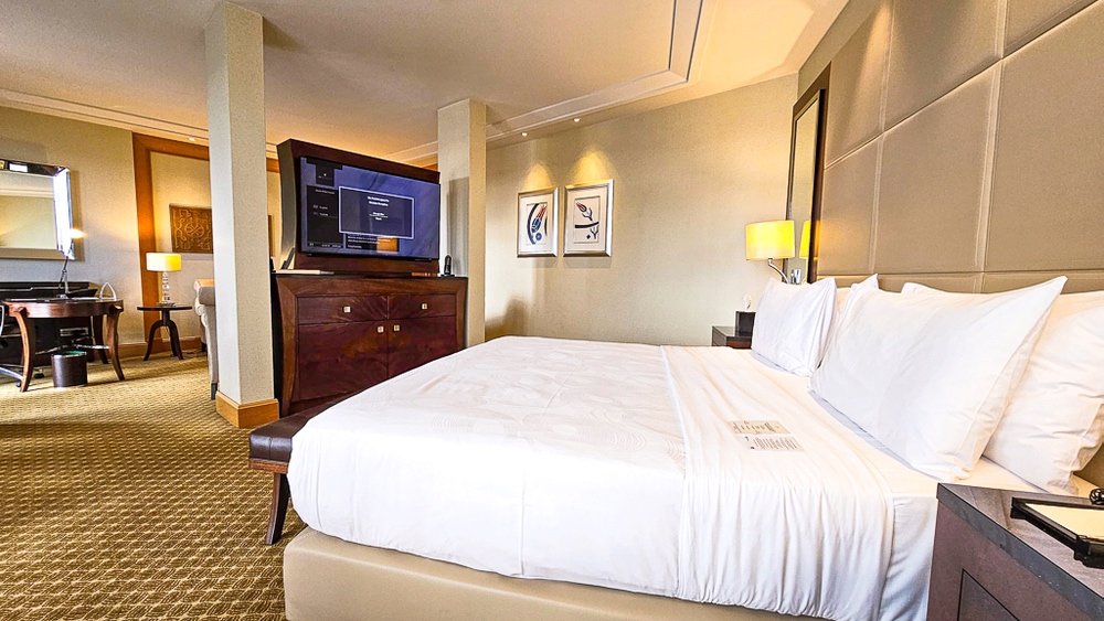 Suite spacieuse du JW Marriott Hotel Ankara avec grand lit, television et espace bureau, decoration contemporaine