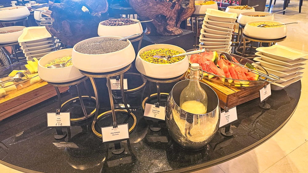 Station cereales et graines variees du buffet petit dejeuner au JW Marriott Hotel Ankara avec distributeurs modernes