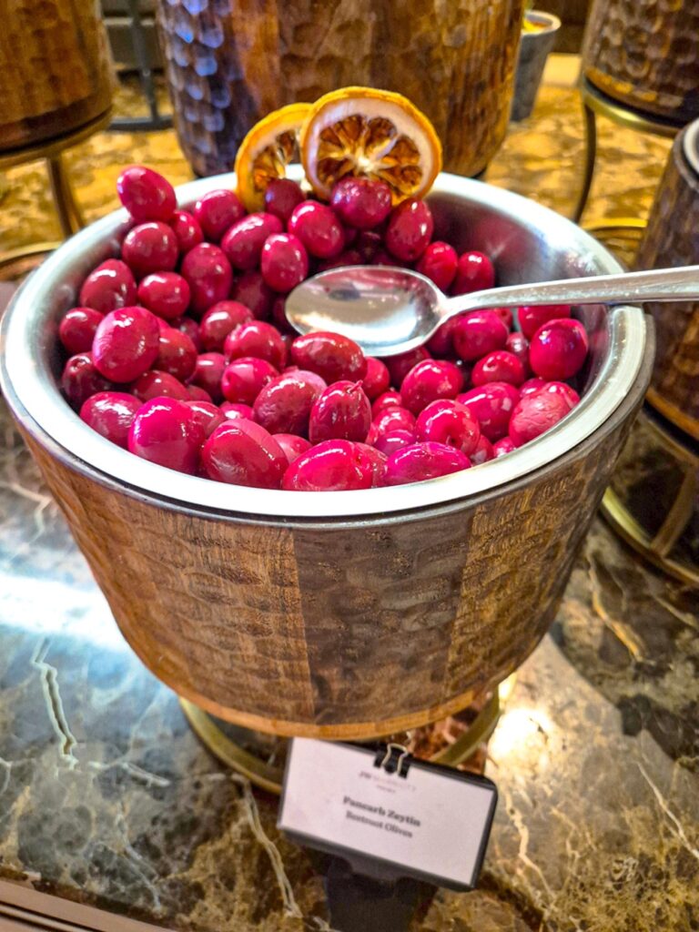 Bol de cranberries aux epices avec garniture orange au buffet du JW Marriott Hotel Ankara, presentation rustique
