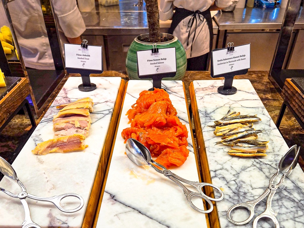 Selection de poissons fumes et specialites marines au buffet du JW Marriott Hotel Ankara sur presentoirs marbre