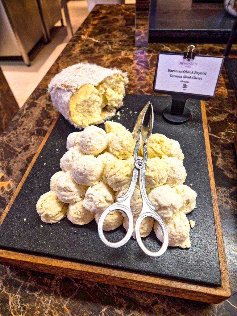 Presentation du fromage traditionnel Karaman Otrak au buffet petit dejeuner du JW Marriott Hotel Ankara