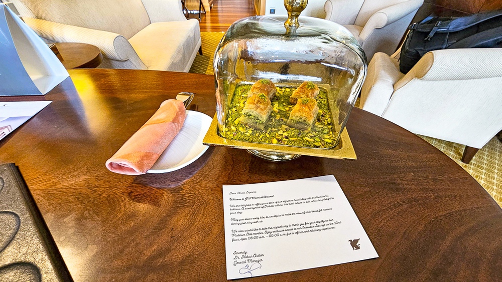 Cadeau de bienvenue traditionnel turc sous cloche de verre au JW Marriott Hotel Ankara avec note personnalisee