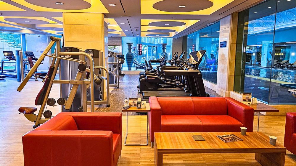 Zone musculation de la salle de fitness du JW Marriott Hotel Ankara avec banquettes rouges et equipements