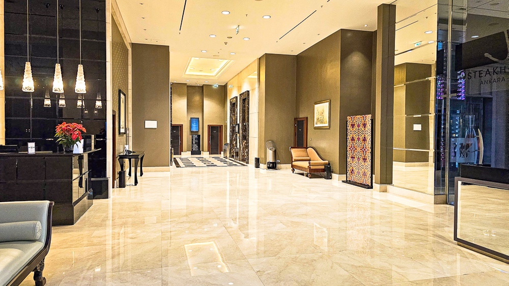 Atrium spectaculaire avec lustre en cristal et architecture moderne au JW Marriott Hotel Ankara