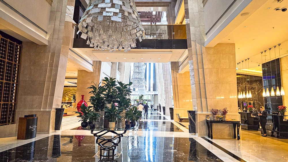 Reception et hall principal spacieux avec vases rouges monumentaux au JW Marriott Hotel Ankara