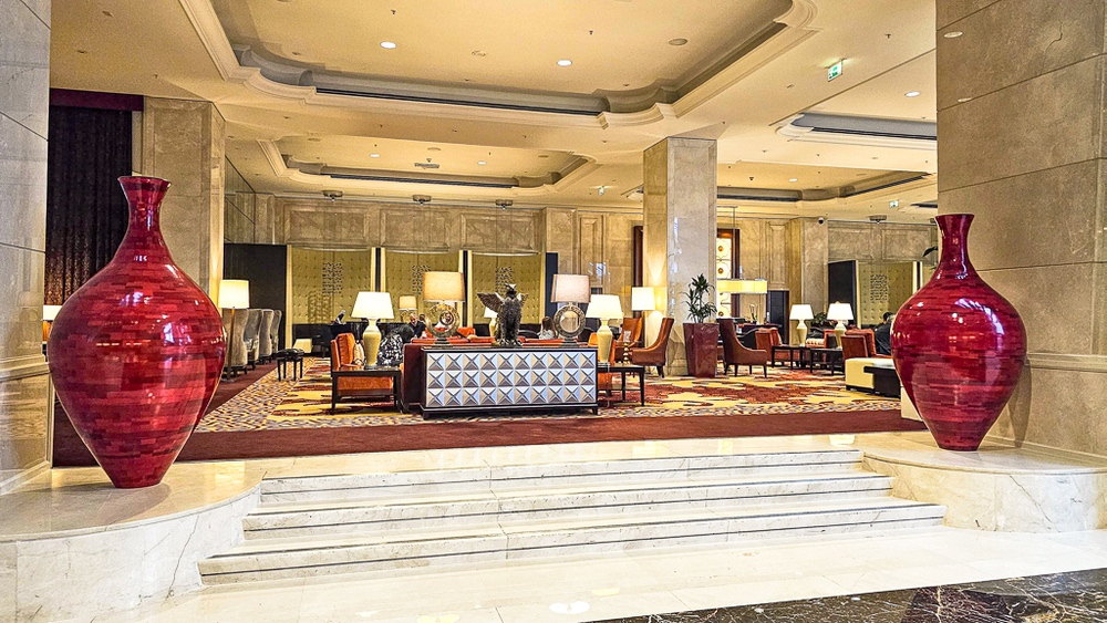 Hall principal avec escalator et decoration florale contemporaine au JW Marriott Hotel Ankara