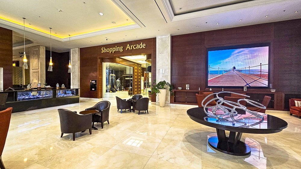 Entree sophistiquee de l'Executive Lounge avec portes en verre et plantes decoratives au JW Marriott Hotel Ankara