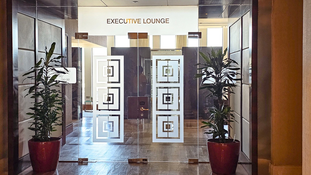 Salon executive lounge exclusif avec mobilier haut de gamme et vue nocturne au JW Marriott Hotel Ankara
