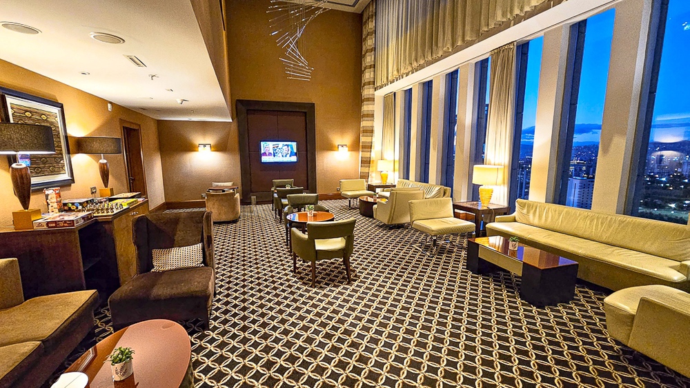 Salon lounge contemporain avec grandes baies vitrees et vue panoramique au JW Marriott Hotel Ankara