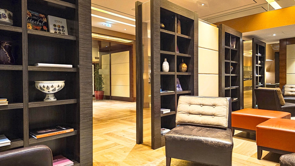 Salon bibliotheque elegant avec etageres en bois et fauteuils confortables au JW Marriott Hotel Ankara