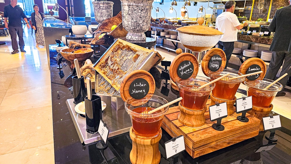 Buffet petit-dejeuner avec selection de miels artisanaux et nid d'abeilles au JW Marriott Hotel Ankara