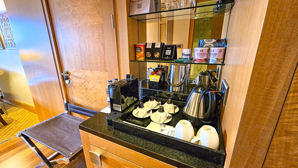 Coin thé et café équipé dans la suite du JW Marriott Hotel Ankara avec machine expresso et sélection de thés