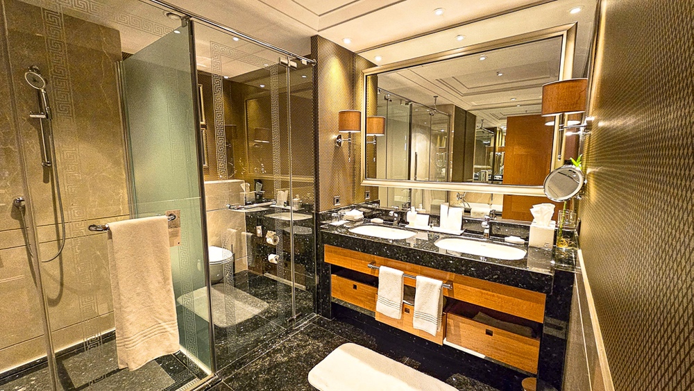 Vue complète de la salle de bain en marbre du JW Marriott Hotel Ankara avec baignoire, douche et double vasque