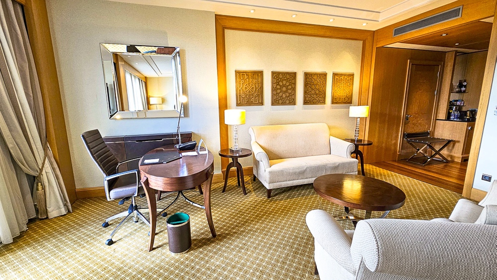 Vue générale du salon de suite au JW Marriott Hotel Ankara avec canapés beiges, table basse et décoration moderne