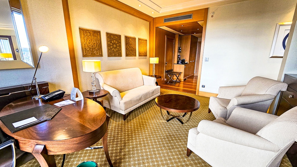 Salon spacieux de suite executive au JW Marriott Hotel Ankara avec mobilier beige, bureau et art mural traditionnel