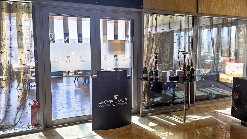 Entrée élégante du SkyeVue cocktail bar au JW Marriott Hotel Ankara avec vitrage et présentoir à champagne