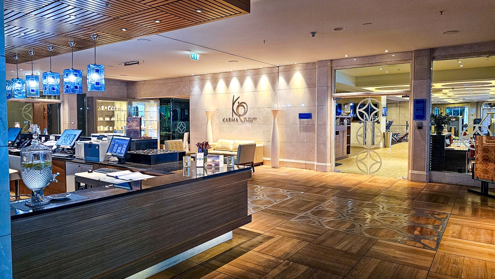 Réception élégante du spa Karma au JW Marriott Hotel Ankara avec comptoir moderne et éclairage design