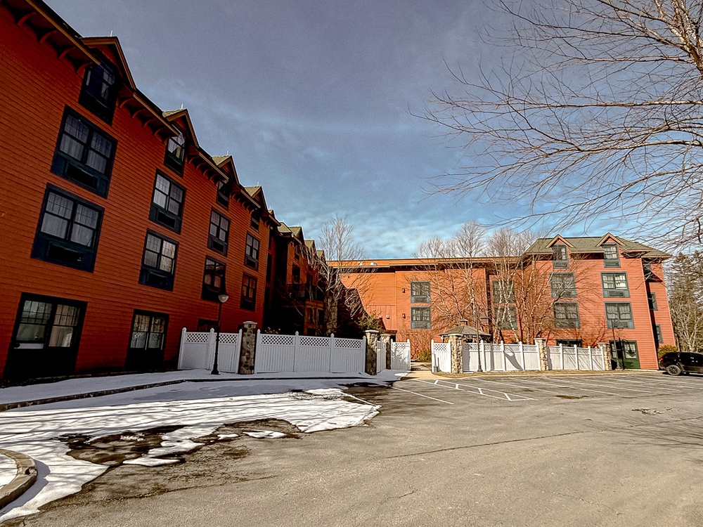 Courtyard Lake Placid - 2 Facade Cours Arrière 01
