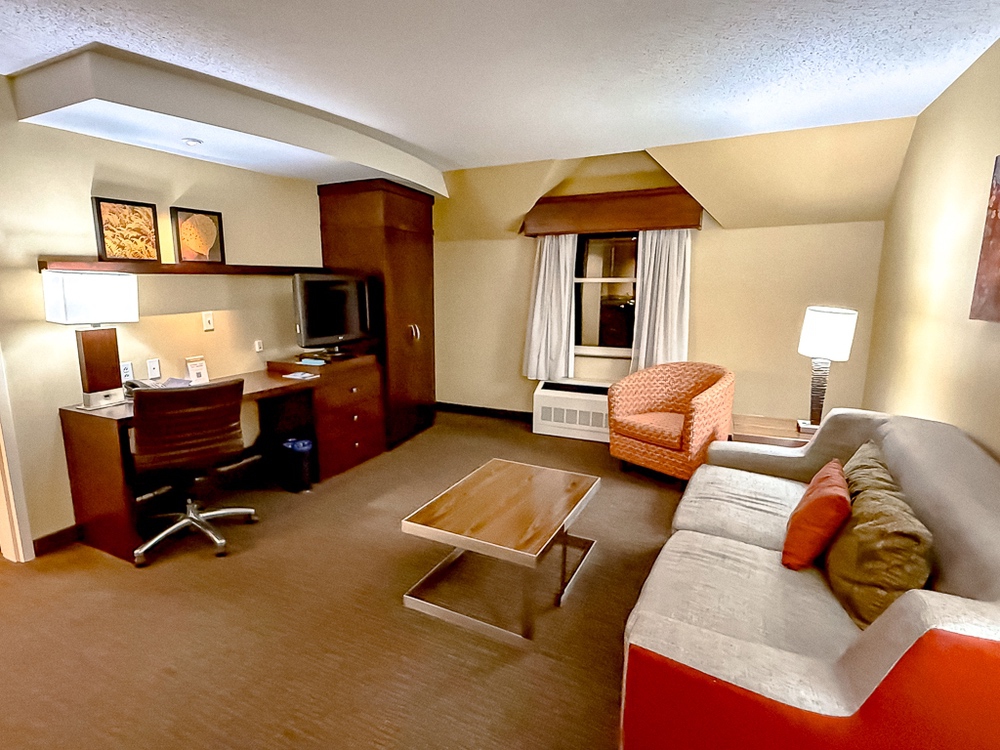 Courtyard Lake Placid - Suite Salon 01