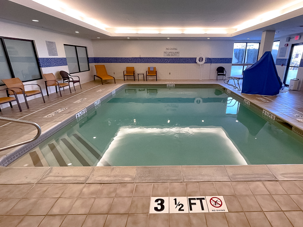 Courtyard Burlington Williston - Piscine 01