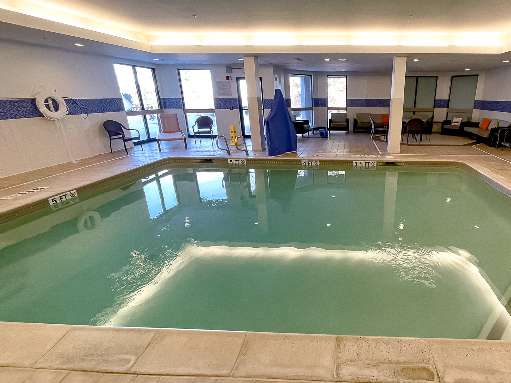 Courtyard Burlington Williston - Piscine 02